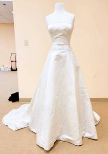 lot 7476 image: 2BE Size 1012 White Silk Bridal Gown