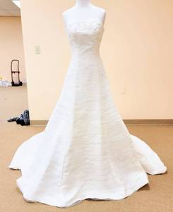 lot 7478 image: Pronovias Size 6 Ivory Bridal Gown