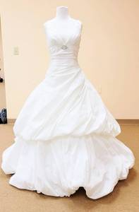 lot 7480 image: Aire Designer size 12 Wedding Gown