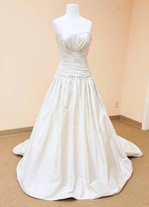 lot 7481 image: Paloma Blanca size 10 Dupioni Silk Wedding Gown