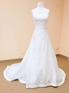 lot 7488 image: 2be  White Wedding Gown - No Size Tag, fits like a 10 or 12