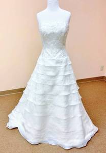 lot 7492 image: 2be Bridal Gown no marked size, fits like a 10