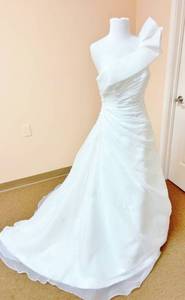 lot 7495 image: Pronovias Size 10 Designer Wedding Gown