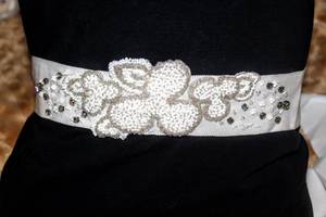 lot 7573 image: lesACCESSORIES Barcelona Bridal Belt Size 00 measures 132 Long