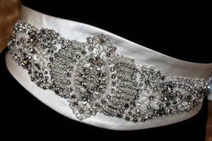 lot 7572 image: Paloma Blanca Bridal Belt Size 10