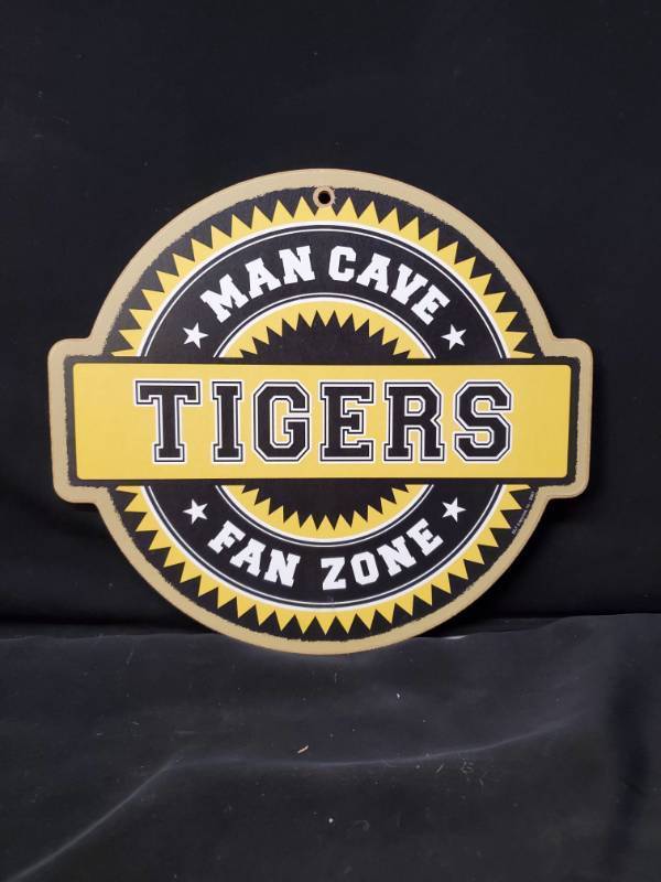 lot 4678 image: Man Cave Tiger Zone
