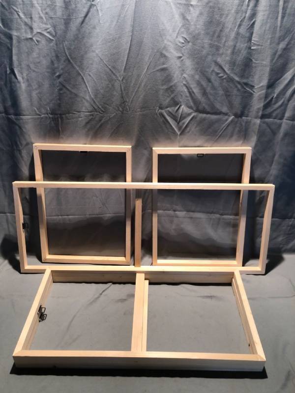 lot 4833 image: Lot of 5 Various Sized Wood Hanging Frames Location Shelf 3