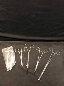 lot 1411 image: Lot of 5 Various Sizes and Curved Hemostats Location Shelf 7