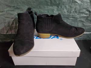 lot 7878 image: Womans Size 8 Black Suede Boots