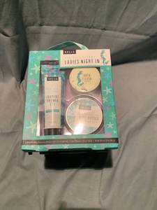 lot 77380 image: Lot of 5 Ladies Night In Sea Salt Citrus Shower Gel Bath Fizzer Body Butter Hallu Location Shelf 1