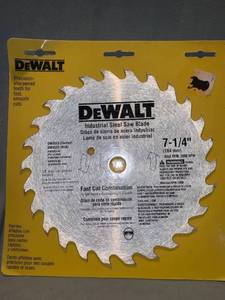 lot 77401 image: DeWalt 7-14 STEEL COMBO SAW BLD Location Shelf 1