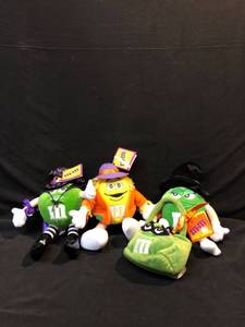 lot 80447 image: M&Ms Halloween Mini Seasonal Plushies with Tags Location Shelf 4