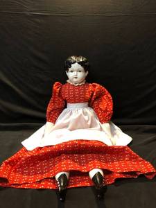lot 80456 image: Porcelain Doll Unknown Year Location Shelf 4