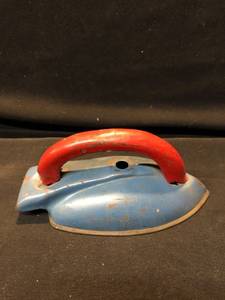 lot 80467 image: Mini Metal Vintage Iron Children��s Toy Location Shelf 4