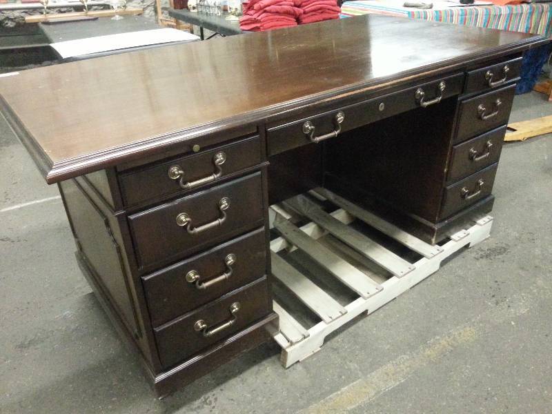 lot 1195 image: Real hard wood 9 drawer Executives office desk in excellent condition