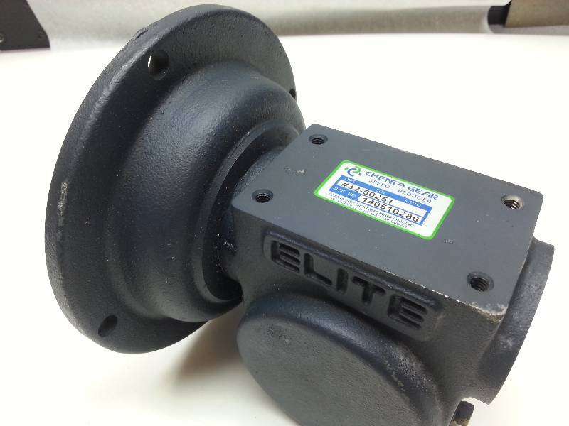 lot 1239 image: Chenta Gear 90 degree angle speed reducer with flange mount female and male drive shaft