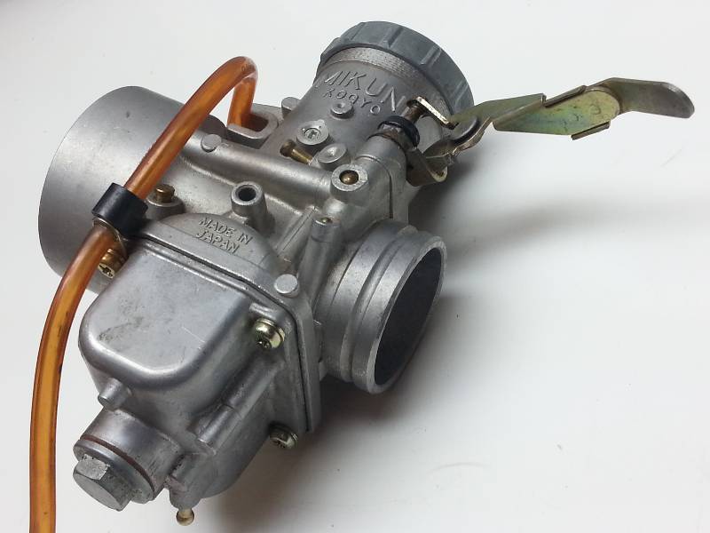 lot 1229 image: Its not new but sure looks like it is.  Big bore Mikuni single motorcycle or ATV carburetor