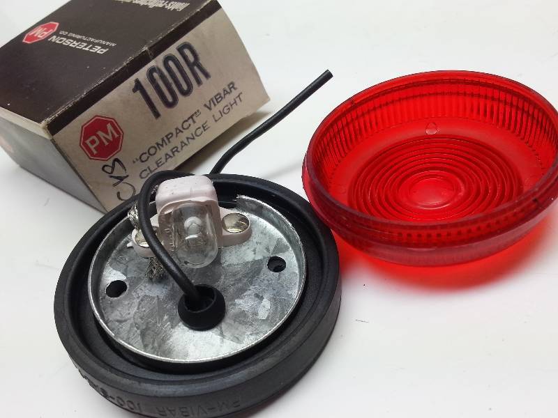 lot 1262-4 image: New Peterson Lighting products 100R Trailer truck box clearance light with rubber insulator grounds through mounting