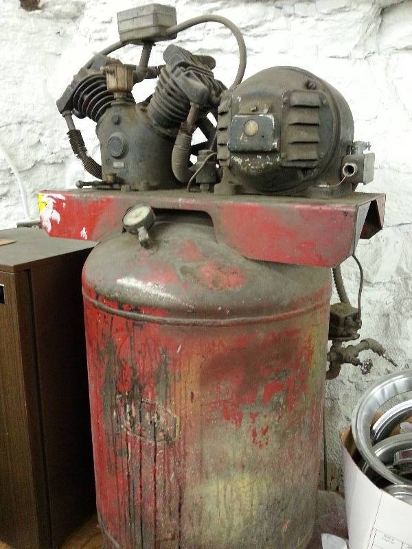 lot 1278 image: Sorry not too much information on this twin cylinder HD air compressor.  Guessing at least a 40 gallon tank