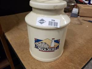 lot 1733 image: Ceramic Cookie Jar with Lid