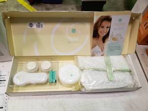 lot 1823 image: Youthful Essence Microdermabrasion Kit