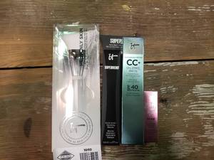 lot 1840 image: Lot of 3 Pieces of Makeup and a Makeup Brush