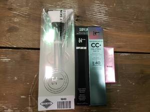 lot 1842 image: Lot of 3 Pieces of Makeup and a Makeup Brush