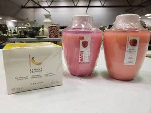 lot 1860 image: Banana Velours Nourishing Body Treatment and 2 Bottles of Bubble Bath