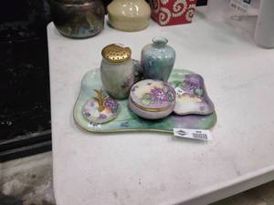 lot 1818 image: Set of 7-Piece Set of Purple Floral Decor