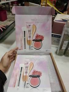 lot 2446 image: 4-Piece it Cosmetics Kit