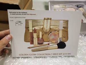 lot 2380 image: Joan Rivers Beauty 7-Piece Golden Glow Collection