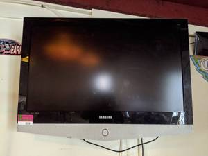 lot 3383 image: Samsung TV With Wall Mount, Buyer Responsible For Removal