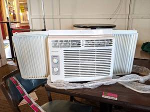 lot 3390 image: Frigidaire Window Unit