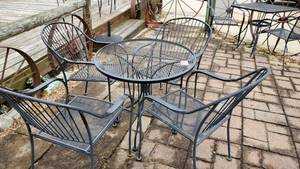 lot 3452 image: 30in Patio Table With 4 Chairs
