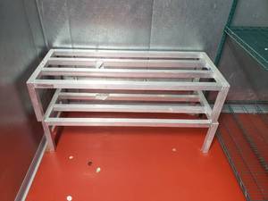 lot 9001 image: (2) dunnage racks