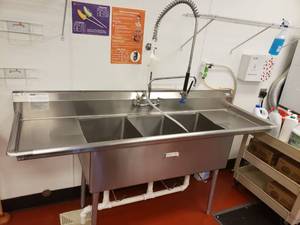 lot 9006 image: Duke 3 compartment stainless steel sink