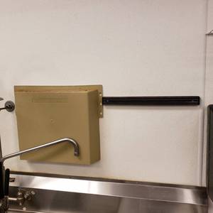 lot 9008 image: knife rack