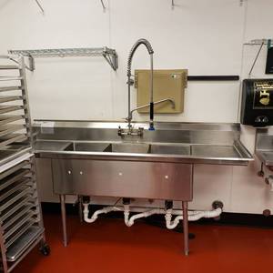 lot 9009 image: Duke 3 compartment stainless steel sink