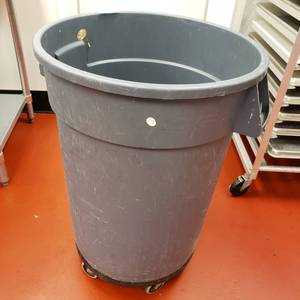 lot 9013 image: trash can on wheels