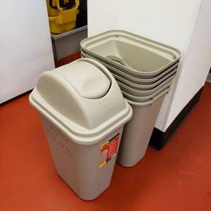 lot 9015 image: Lot of trash cans with lids