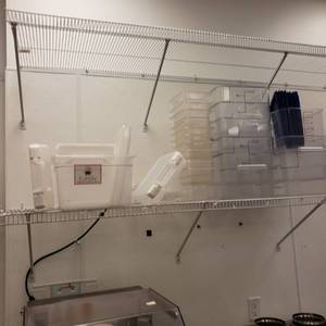 lot 9022 image: Lot plastic containers on shelf