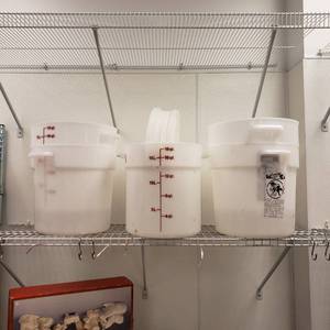 lot 9023 image: Lot plastic containers on shelf
