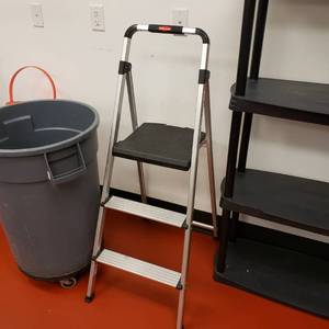 lot 9029 image: Rubbermaid step stool