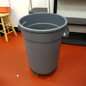 lot 9030 image: trash can on wheels