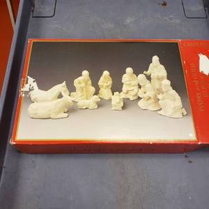 lot 9035 image: Nativity set 10 piece