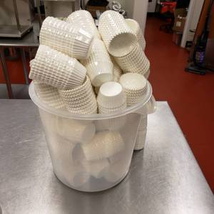 lot 9038 image: Lot of muffin cups