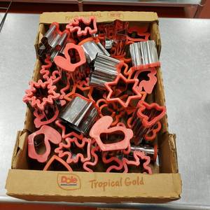 lot 9039 image: Fruitcookie cutters