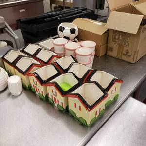 lot 9043 image: Edible Arrangements fruit containers