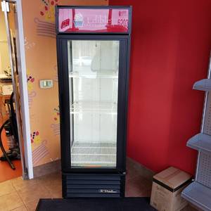 lot 9061 image: True GEM-23 glass door cooler
