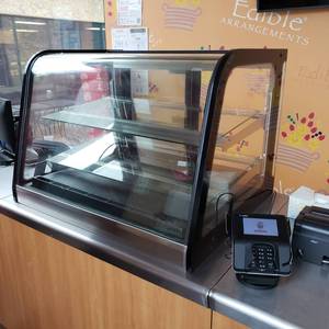 lot 9065 image: Refrigerated countertop display case